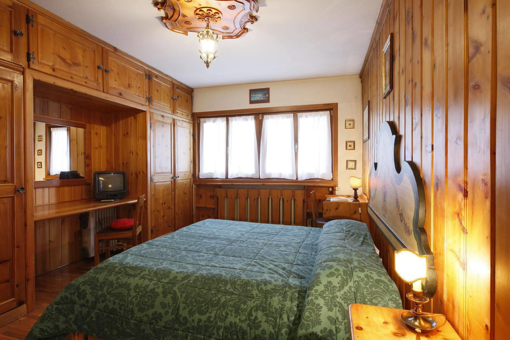 Hotel Corona Cortina dʼAmpezzo Esterno foto